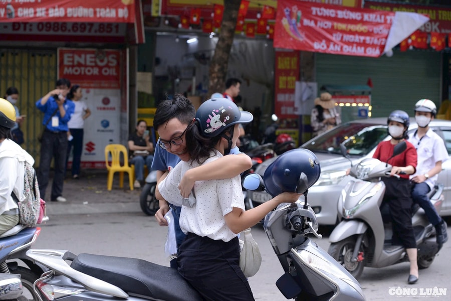 Phụ huynh Hà Nội tiếp sức cho con em vượt kỳ thi vào lớp 10 THPT