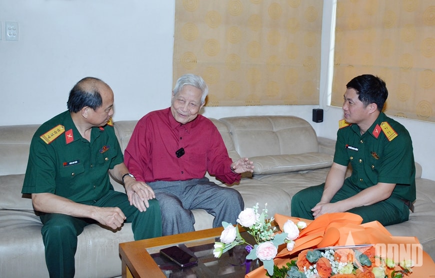 Lãnh đạo Báo Quân đội nhân dân thăm nhà báo lão thành Hà Đăng