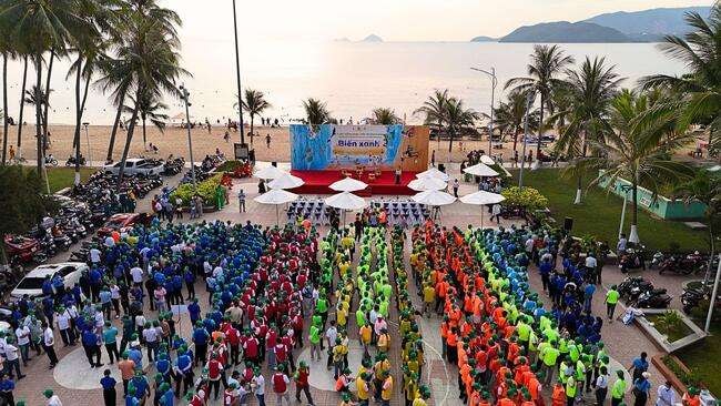 Gần 10.000 người Vingroup và tình nguyện viên ra quân làm sạch bờ biển tại 28 tỉnh, thành phố