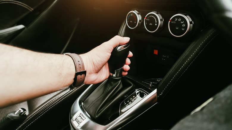 ‏Lỡ vào số P khi xe đang chạy: Hộp số có bị hỏng không?‏