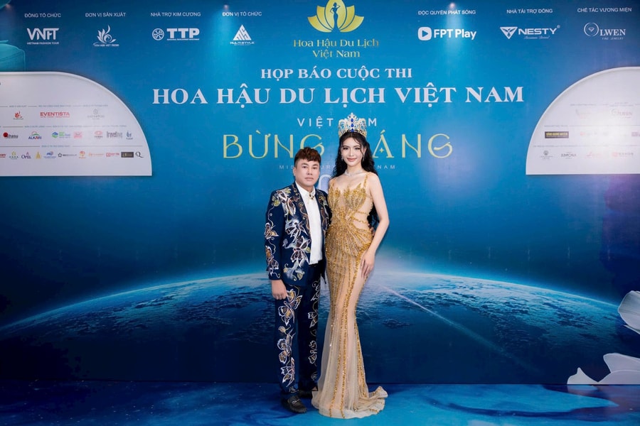 Nhà thiết kế Tommy Nguyễn và Á hậu Lê Kim Khoẻ rạng rỡ tại họp báo công bố cuộc thi Hoa hậu Du lịch Việt Nam 2026