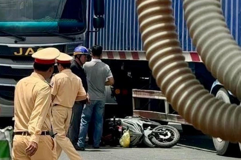 TP HCM: Va chạm với xe đầu kéo, hai mẹ con tử vong tại chỗ