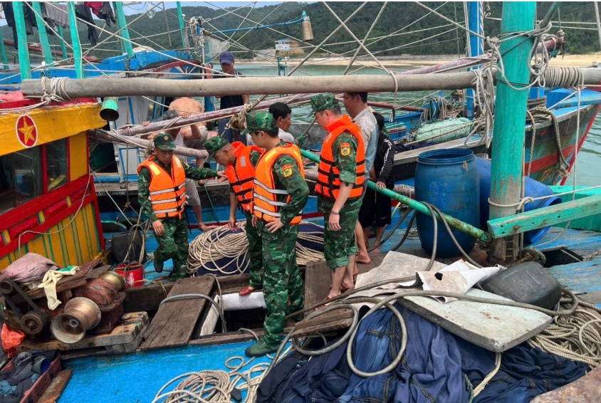 Bộ đội Biên phòng cứu thành công 4 ngư dân gặp nạn trên biển