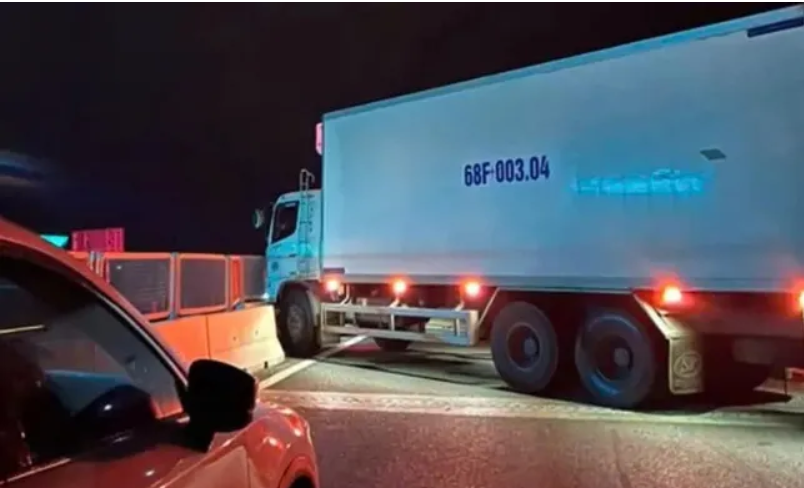 Xe tải chắn ngang đường khiến cao tốc Vĩnh Hảo - Phan Thiết tê liệt