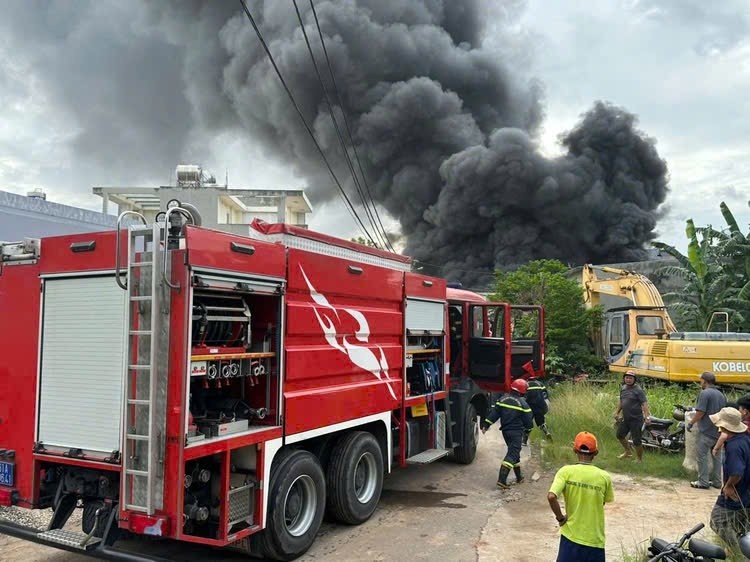 Cháy xưởng phế liệu sát dãy trọ ở Bình Dương, một ô tô bị hư hại