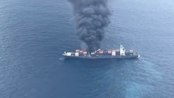 Tàu chở hàng bốc cháy, thủy thủ đoàn phải nhảy xuống biển thoát thân