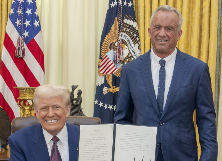 Bộ trưởng Y tế Mỹ sa thải tất cả nhóm vắc xin CDC