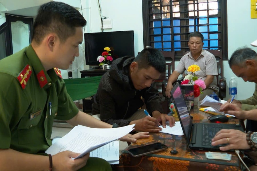 Huế: Khởi tối 2 đối tượng buôn bán thuốc lá nhập lậu