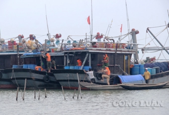 Bão số 13 tiến gần miền Trung, gió giật cấp 17, các tỉnh đồng loạt cấm biển