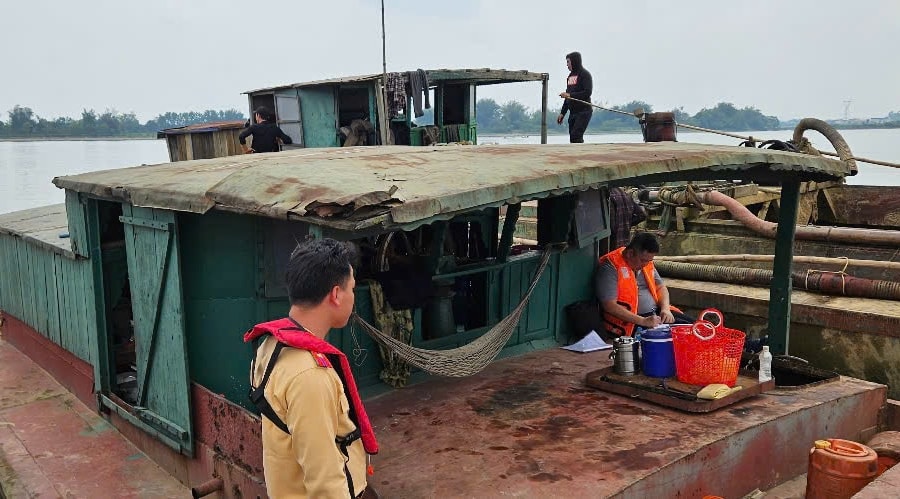 Tạm giam các đối tượng liên quan đến khai thác cát trái phép trên sông Lam