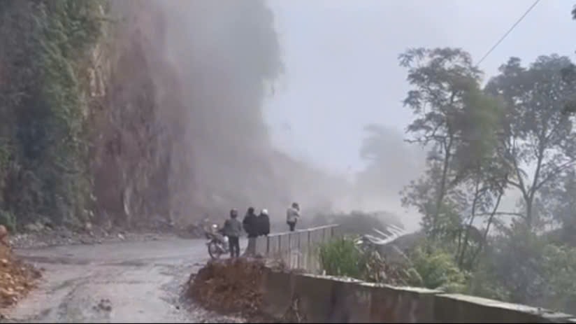 Lai Châu: Sạt lở đất tại tỉnh lộ 128 khiến giao thông bị chia cắt