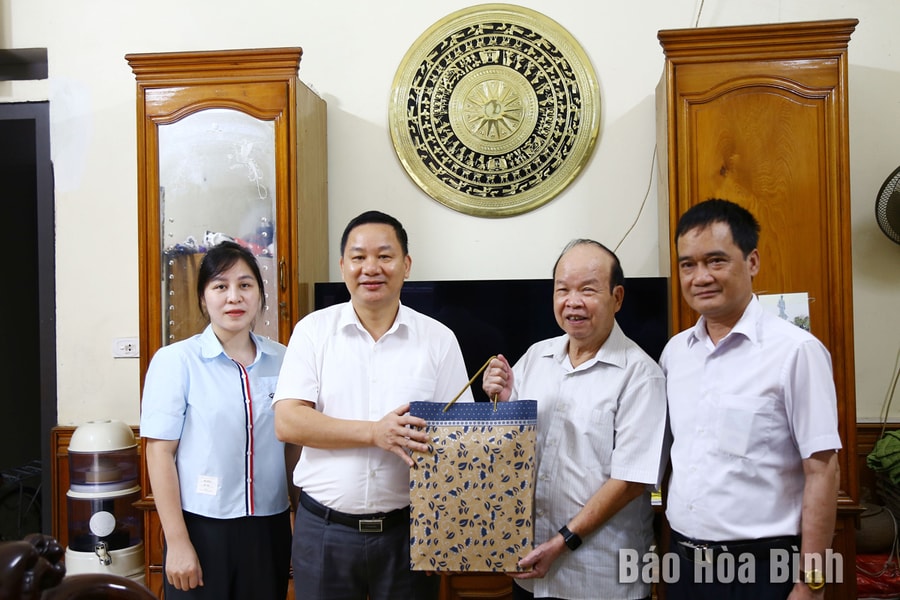 Hội Nhà báo tỉnh Hòa Bình thăm hỏi, tặng quà, tri ân các nhà báo lão thành