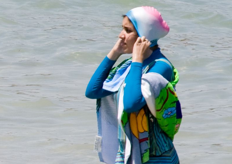 Chính quyền mới ở Syria quy định phụ nữ mặc kín toàn thân trên bãi biển