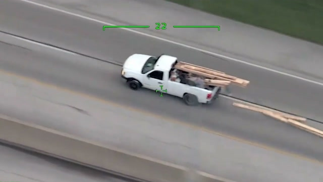 Video tội phạm ném ván gỗ chặn cảnh sát trên cao tốc như phim hành động