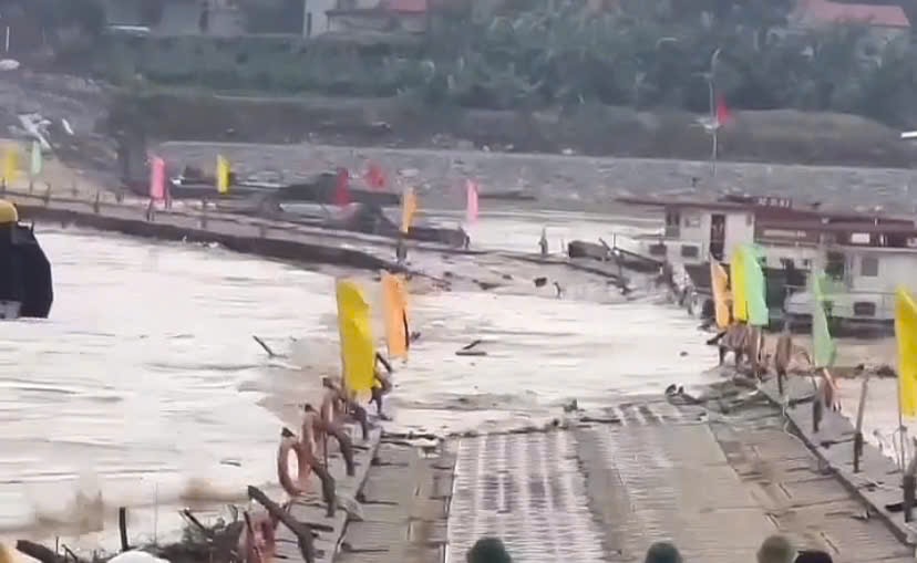 Khẩn cấp cắt cầu phao Phong Châu do dòng chảy mạnh
