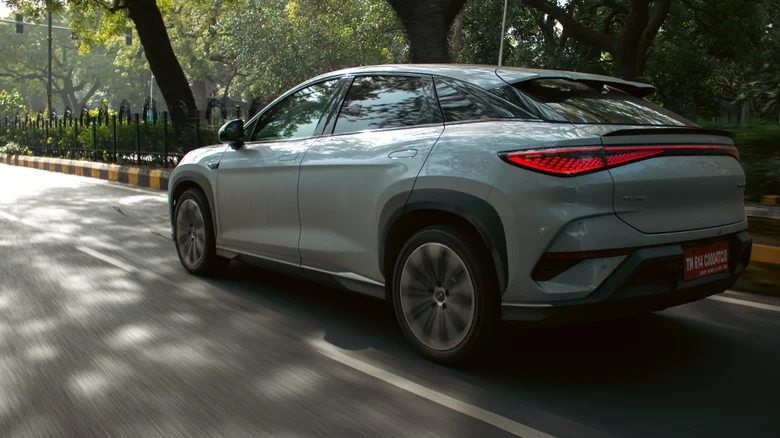 ‏Vì sao bánh xe trông như quay ngược khi chạy nhanh?‏