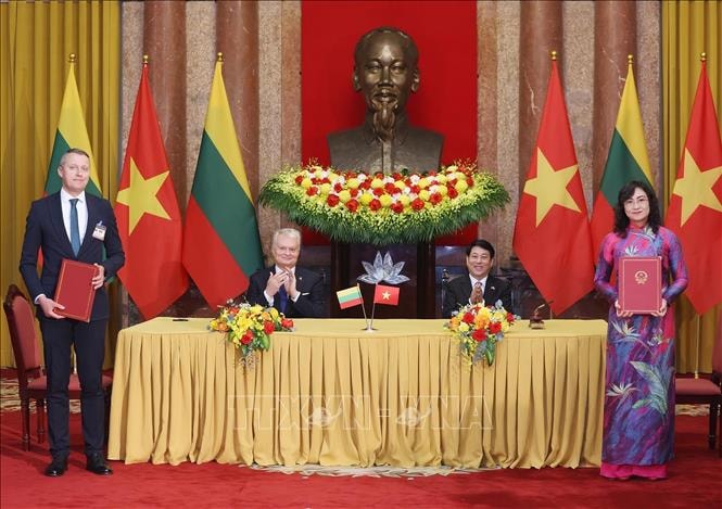 Chủ tịch nước Lương Cường và Tổng thống Litva chứng kiến lễ ký kết các văn kiện hợp tác