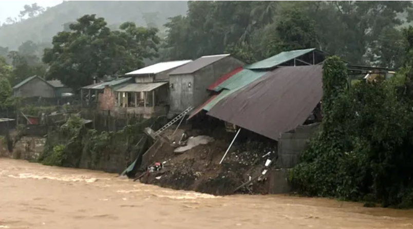 Quảng Trị: Mưa lớn gây sạt lở đất, nhà cửa đổ sập, ô tô bị cuốn trôi