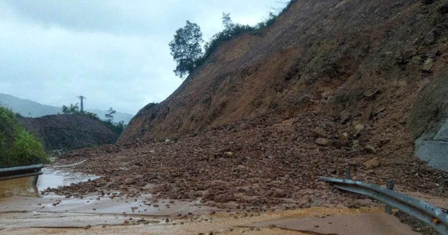 Mưa lớn tại Huế gây sạt lở đường dẫn cao tốc La Sơn - Túy Loan