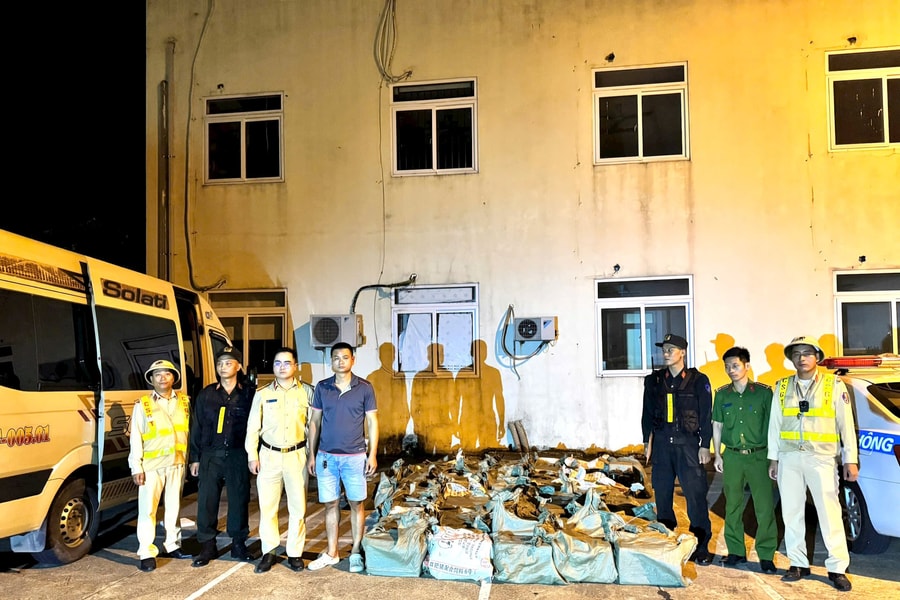 Cảnh sát giao thông phát hiện xe khách chở hàng trăm bình nghi là 'khí cười'