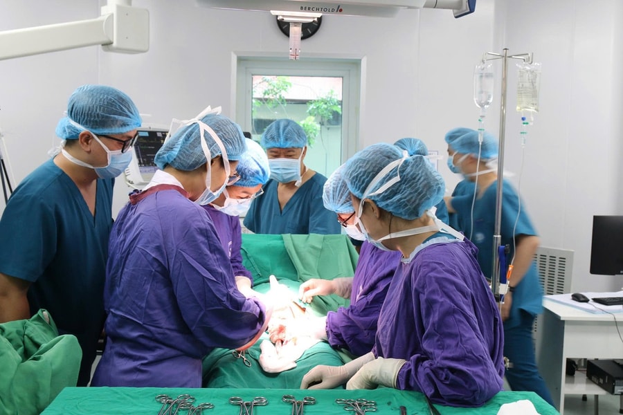 Hồi hộp phút giây cứu sống sản phụ bị sa dây rau