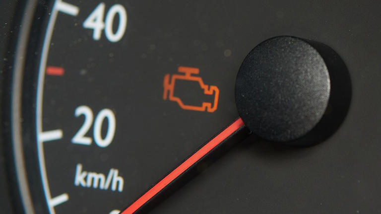 ‏Đèn báo động cơ có sáng khi xe thiếu dầu không?‏