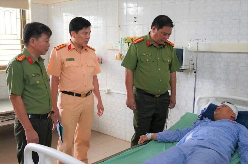 Đại úy công an ở Hòa Bình bị tông trọng thương khi làm nhiệm vụ