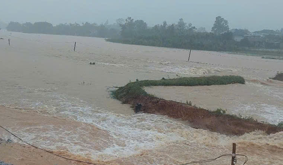 Quảng Bình: Mưa lớn gây vỡ đập Dạ Lam, nước tràn về vùng hạ du