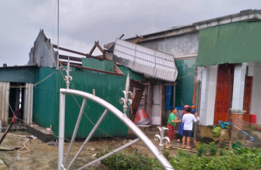 Hà Tĩnh: Gió lốc khiến gần 30 nhà dân bị tốc mái