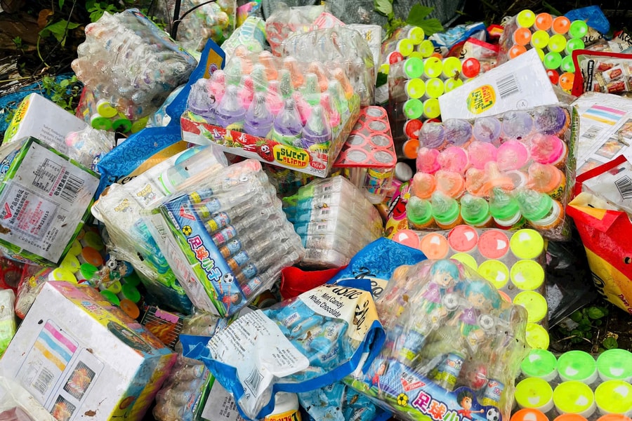 Gia Lai: Phát hiện số lượng lớn bánh kẹo còn nguyên nhãn mác chất đống ven đường