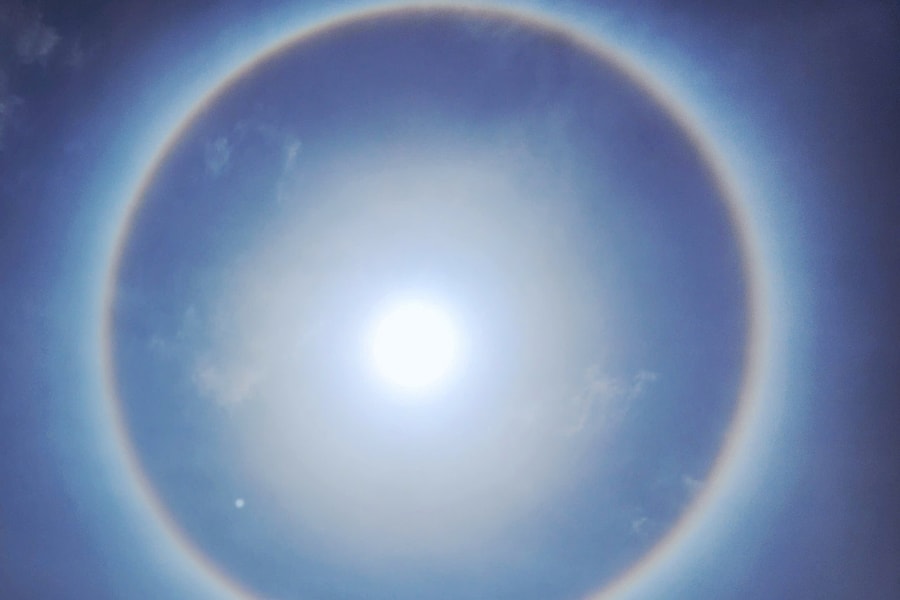 Người dân TP HCM thích thú với hiện tượng hào quang mặt trời