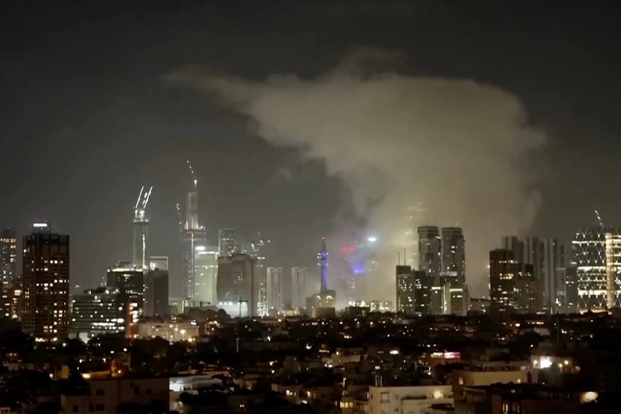 Iran phản công Israel bằng tên lửa nhắm vào Jerusalem và Tel Aviv