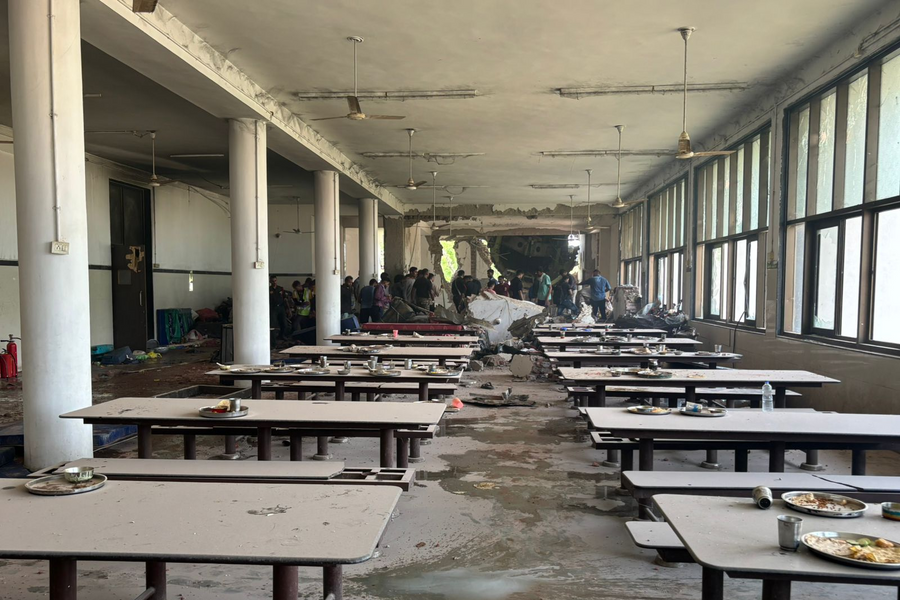 Người thân nạn nhân vụ rơi máy bay Ấn Độ đau đớn nộp mẫu DNA nhận dạng thi thể