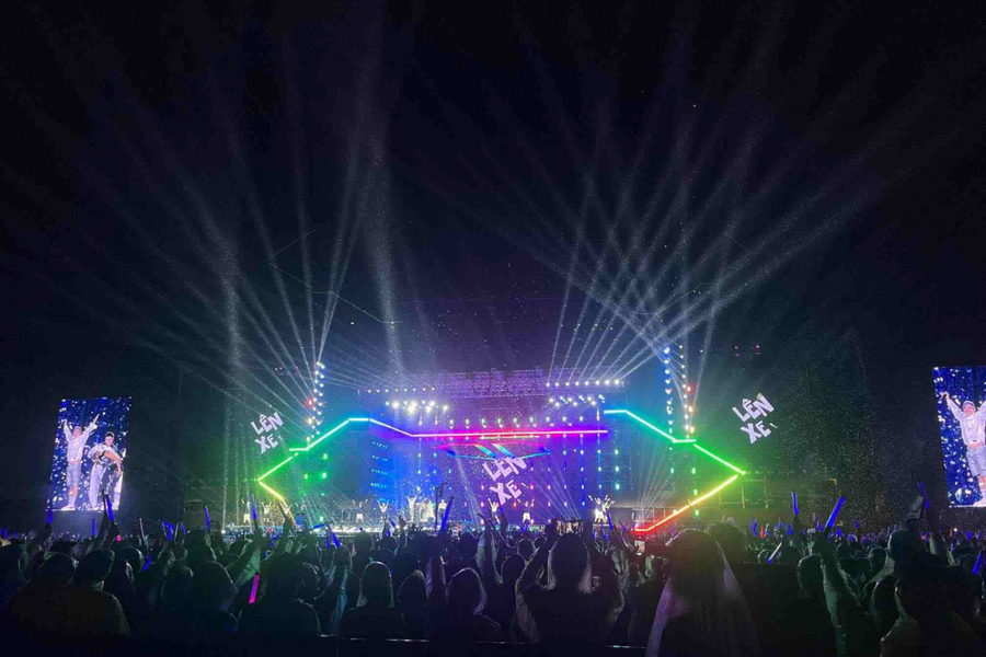 Khán giả và nghệ sĩ đội mưa cháy hết mình tại concert 'Anh trai vượt ngàn chông gai'