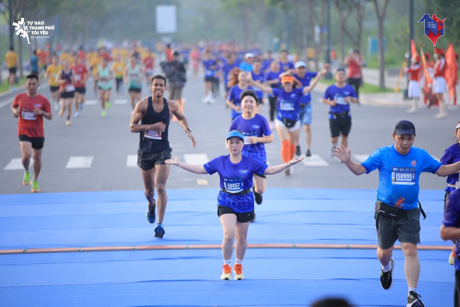 Gần 1.000 người làm báo tham gia Giải đi bộ - chạy bộ ‘Tự hào Thành phố tôi yêu’