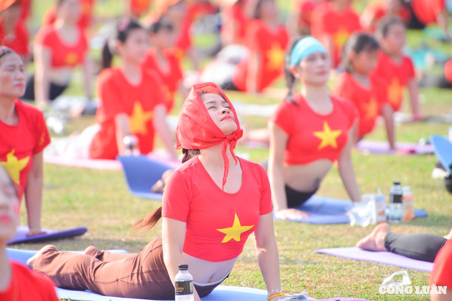 Hà Nội: Hàng trăm người đồng diễn Yoga tại công viên Yên Sở