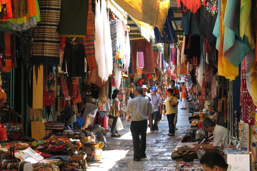 Du khách bị mắc kẹt tại Israel, liên tục phải chui vào hầm trú ẩn