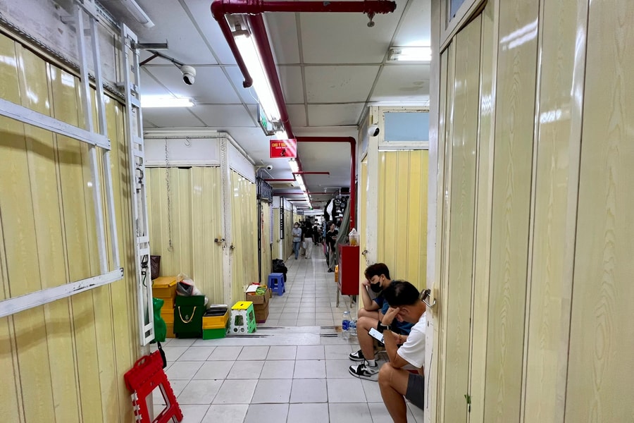 Chợ đóng, cửa khép, hàng bay: Nỗi sợ nào đang khiến tiểu thương tháo chạy?