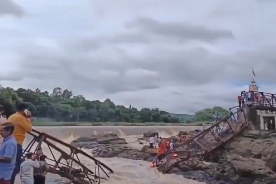 Sập cầu ở Ấn Độ khiến hàng chục người thương vong