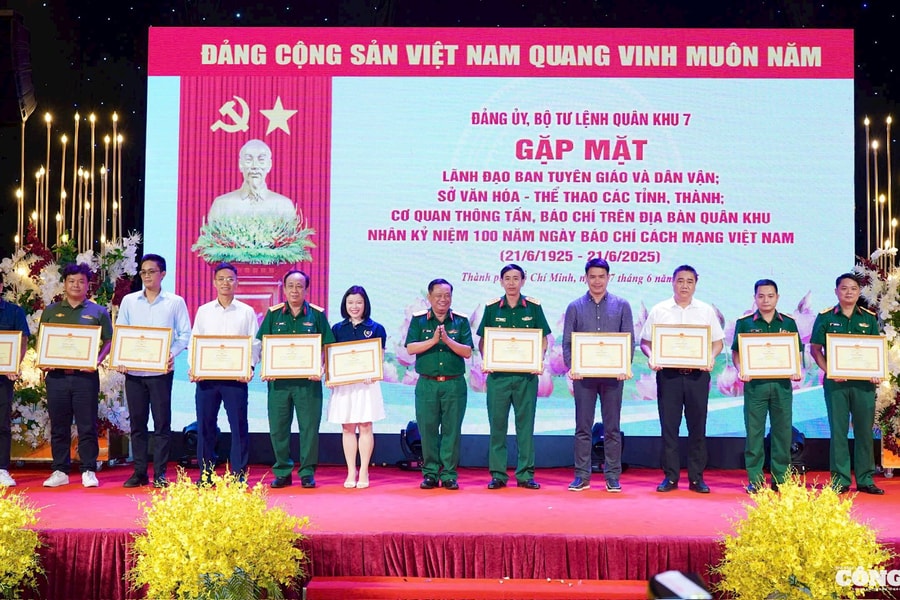 Quân khu 7 trao tặng bằng khen cho 75 cá nhân, tập thể báo chí tiêu biểu