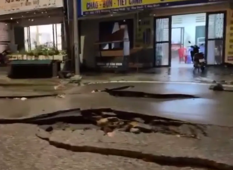 Hòa Bình: Đường An Dương Vương nứt gãy sau mưa lớn, cấm đường tạm thời