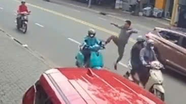 Người đàn ông mở cửa ô tô, đạp nữ tài xế xe ôm ngã lăn giữa đường