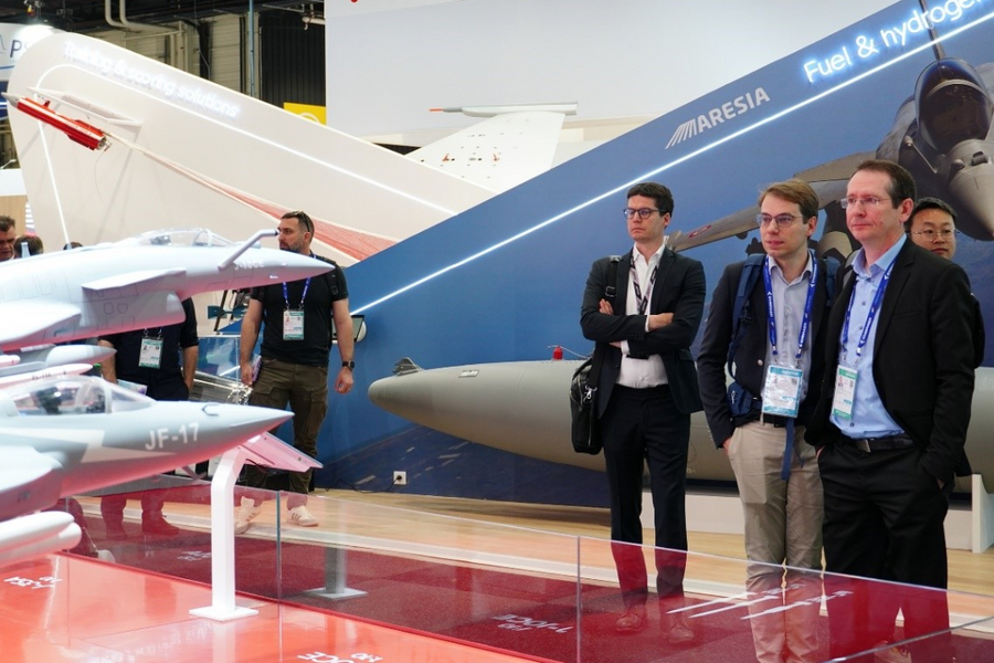 Tiêm kích J-10CE của Trung Quốc thu hút chú ý tại Triển lãm hàng không Paris