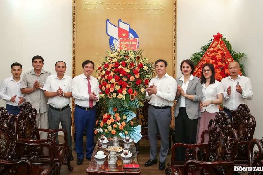 Lãnh đạo Ban Tuyên giáo và Dân vận Trung ương thăm, chúc mừng Hội Nhà báo Việt Nam