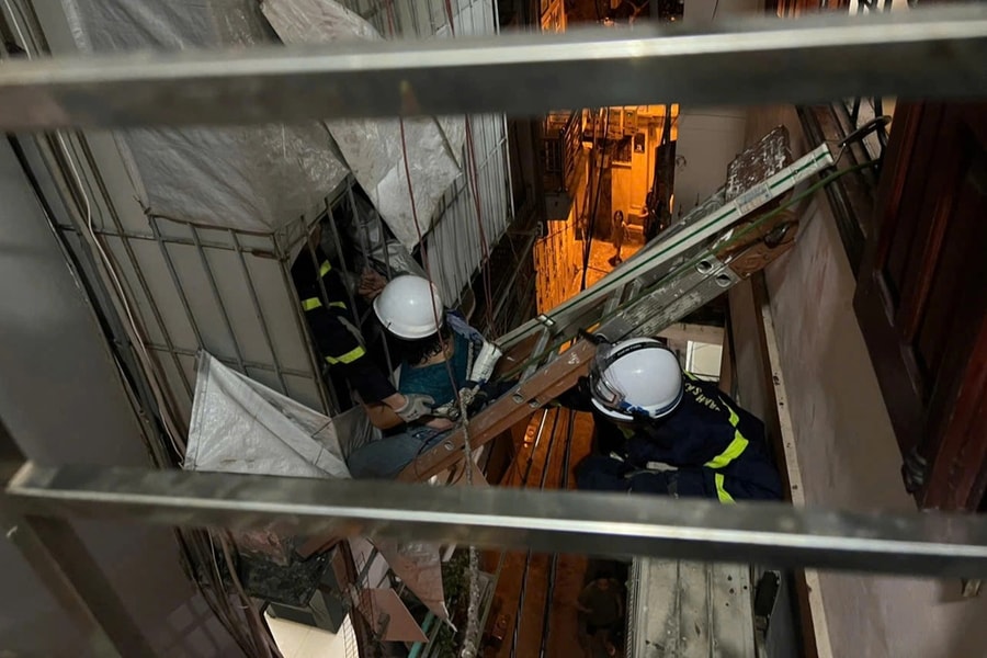 Hà Nội: Giải cứu người phụ nữ 60 tuổi mắc kẹt tại ô cửa tầng 3