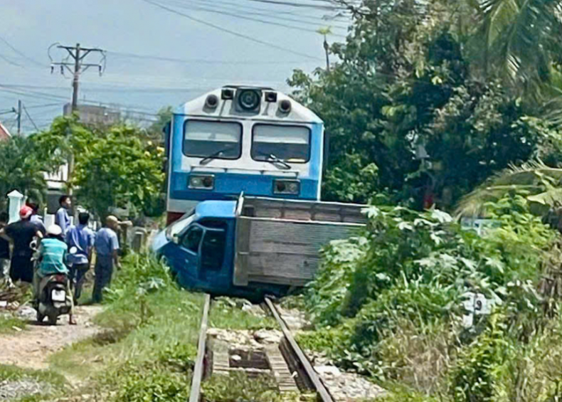 Tàu hỏa va chạm xe tải ở Bình Thuận, tài xế may mắn thoát nạn