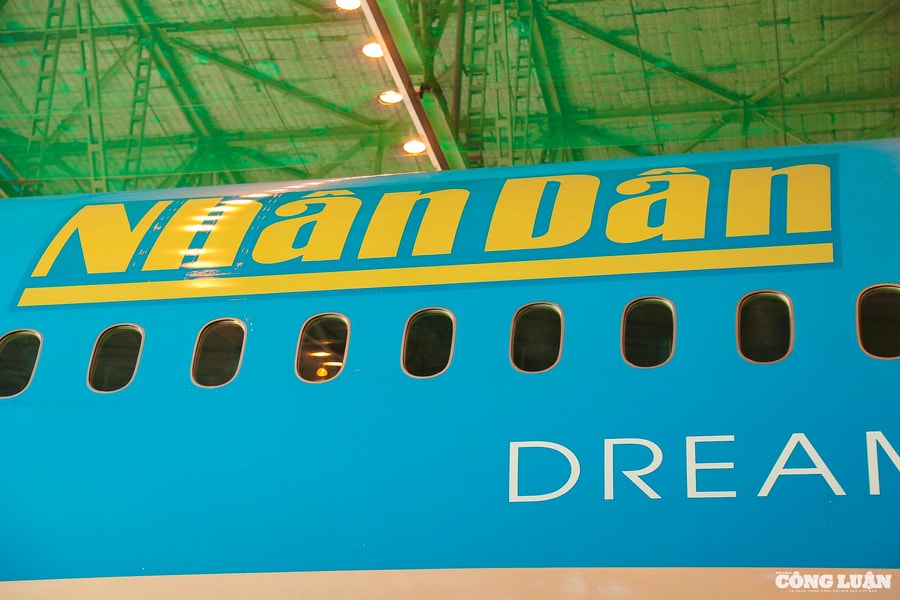 Logo Báo Nhân Dân xuất hiện trên thân máy bay Vietnam Airlines kỷ niệm 100 năm Báo chí Cách mạng Việt Nam