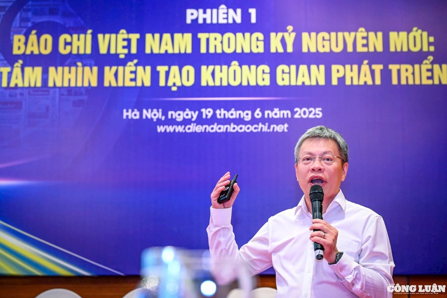 Báo chí phải là 'ngọn hải đăng' cho công chúng, không thể là bản sao của mạng xã hội