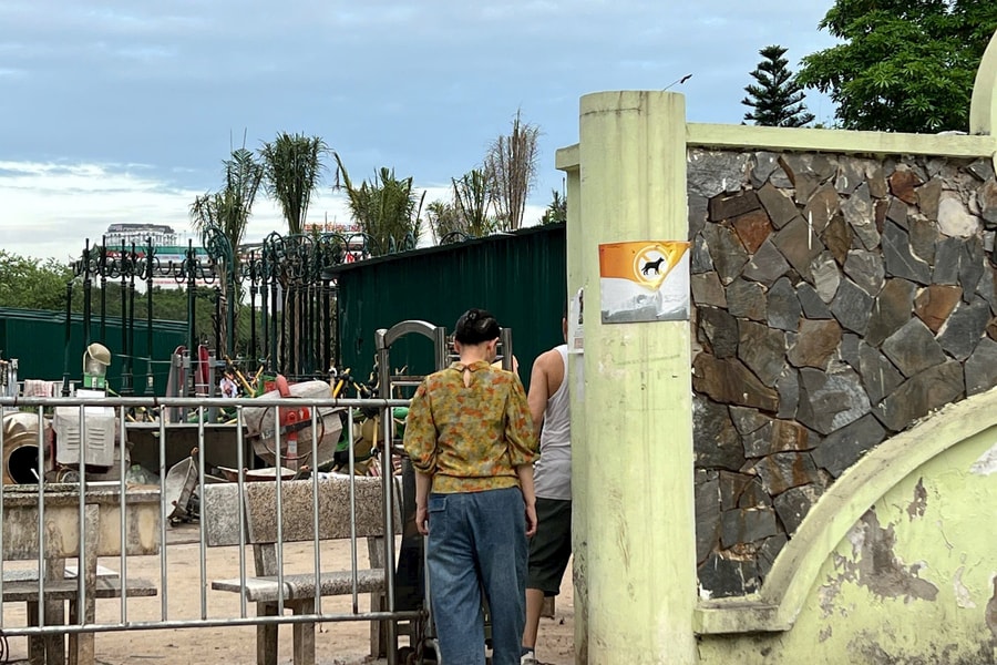 Người dân luồn lách, trèo hàng rào vào công viên đang cải tạo ở Hà Nội
