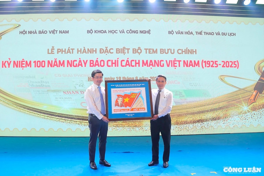 Phát hành bộ tem lịch sử chào mừng kỷ niệm 100 năm Ngày Báo chí Cách mạng Việt Nam